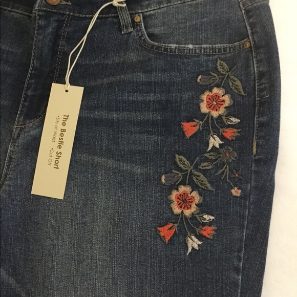 Size 14 Bestie Embroidered Short - Picture 7 of 8